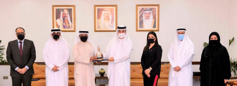 وزير العمل يتسلم جائزة عيسى بن علي للعمل التطوعي