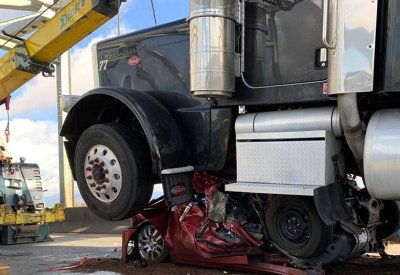"معجزة" تنجي سيدة من حادث سير خطير