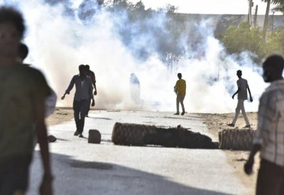 السودان.. تطويق للمحتجين ومقتل 5 بعد قطع الاتصالات