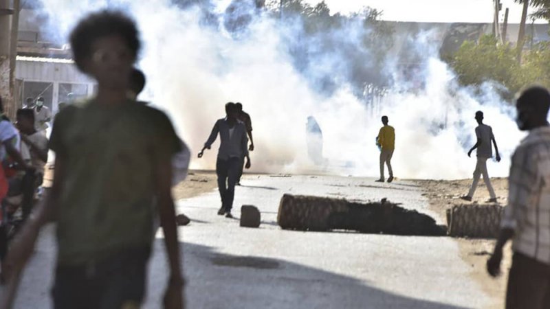 السودان.. تطويق للمحتجين ومقتل 5 بعد قطع الاتصالات
