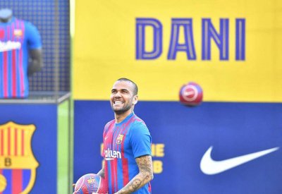 برشلونة يقدم داني ألفيش "العائد للقتال"