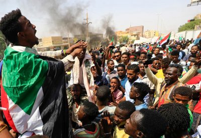 مقتل 15 باحتجاجات السودان.. وواشنطن تدعو لإعادة حمدوك