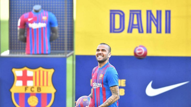 برشلونة يقدم داني ألفيش "العائد للقتال"