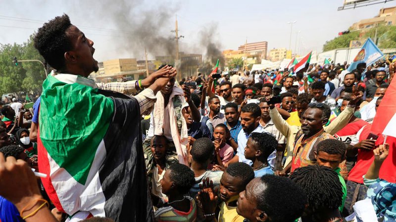 مقتل 15 باحتجاجات السودان.. وواشنطن تدعو لإعادة حمدوك