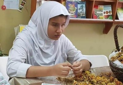 "مريم" تتحدى كف البصر وحلمها أن تصبح معلمة 