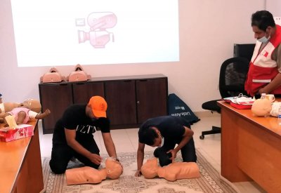 برنامج تدريبي لتأهيل منتسبي المهن الصحية في مجال الإسعافات الأولية