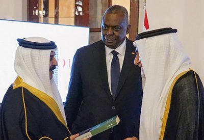 جلالة الملك يتسلم كتاب "الملف الأفغاني" من سمو الأمير تركي الفيصل