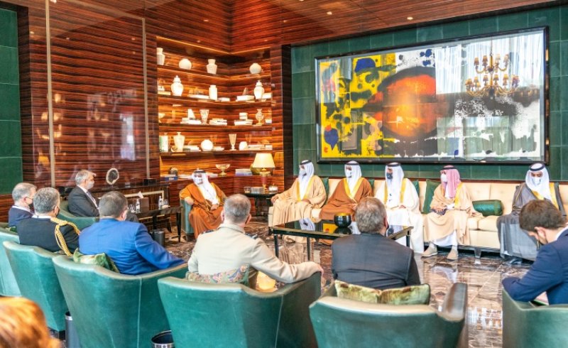 سمو ولي العهد نائب القائد الأعلى رئيس مجلس الوزراء يلتقي مستشار الأمن القومي ورئيس جهاز الاستخبارات الخارجية البريطانية