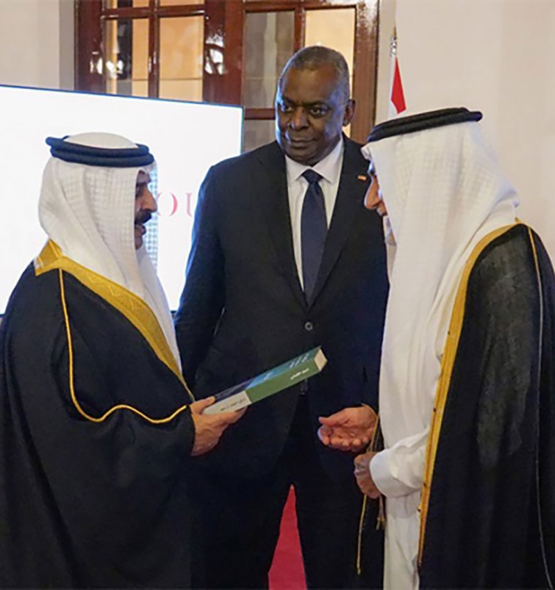 جلالة الملك يتسلم كتاب "الملف الأفغاني" من سمو الأمير تركي الفيصل