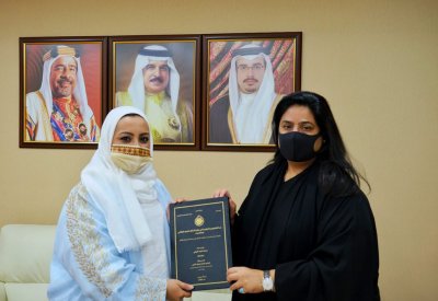 الأمين العام لمجلس التعليم العالي تتسلم نسخة من رسالة الماجستير للأستاذة سناء الزياني