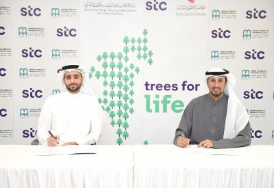 “stc البحرين” وشركة “حسن وحبيب” تدعمان حملة التشجير