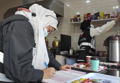 بالفيديو: مطاعم بالبديع تطهو الدجاج قرب المجاري