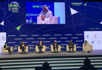 وزير الصناعة والتجارة والسياحة متحدثا في القمة العالمية للصناعة والتصنيع في إكسبو 2020 في دبي