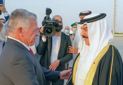 جلالة الملك المفدى يستقبل العاهل الأردني لدى وصوله الى المملكة