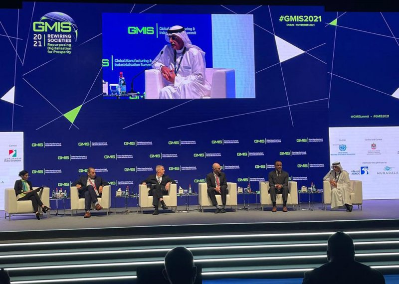 وزير الصناعة والتجارة والسياحة متحدثا في القمة العالمية للصناعة والتصنيع في إكسبو 2020 في دبي