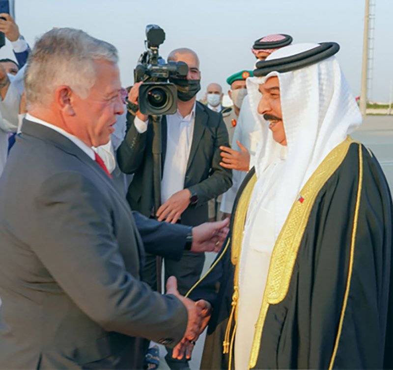 جلالة الملك المفدى يستقبل العاهل الأردني لدى وصوله الى المملكة