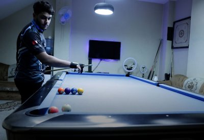 بالفيديو: بحريني موهوب يسعى للعالمية بمهاراته في البليارد