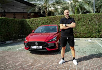 إنريكي بجانب نجمة إم جي موتور الجديدة