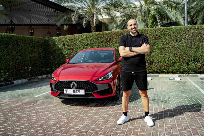 إنريكي بجانب نجمة إم جي موتور الجديدة