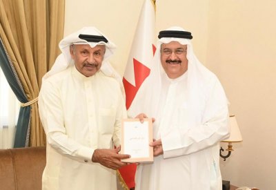 صالح بن هندي يتسلم نسخة من كتاب "على الخير والمحبة نلتقي"