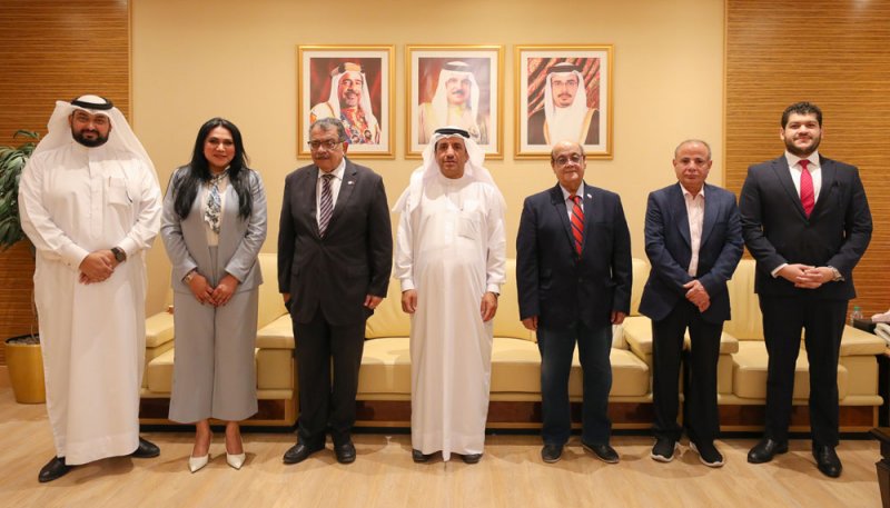 البوعينين يلتقي بأعضاء جمعية المحامين البحرينية ويشيد بدورها في دعم تطوير العمل القضائي