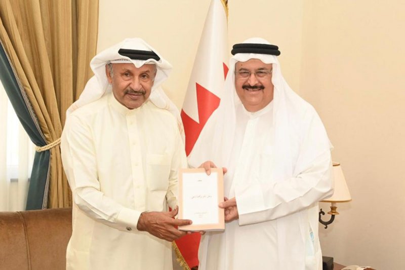 صالح بن هندي يتسلم نسخة من كتاب "على الخير والمحبة نلتقي"