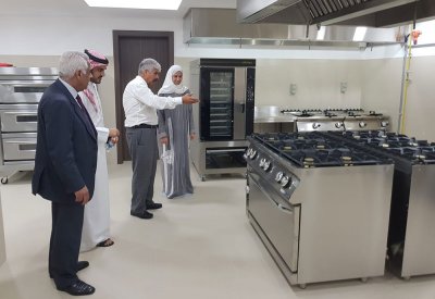 الدكتور مصطفى السيد يتفقد سير العمل في المطبخ الإنتاجي