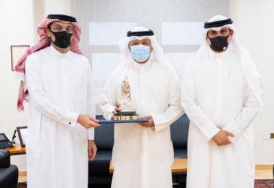 الرئيس التنفيذي لـ"الحكومة الإلكترونية" يتسلم درع التكريم لجائزة سمو الشيخ عيسى بن علي آل خليفة للعمل التطوعي