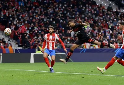 مدرب ميلان يُشيد بمندوب توصيل الطلبات