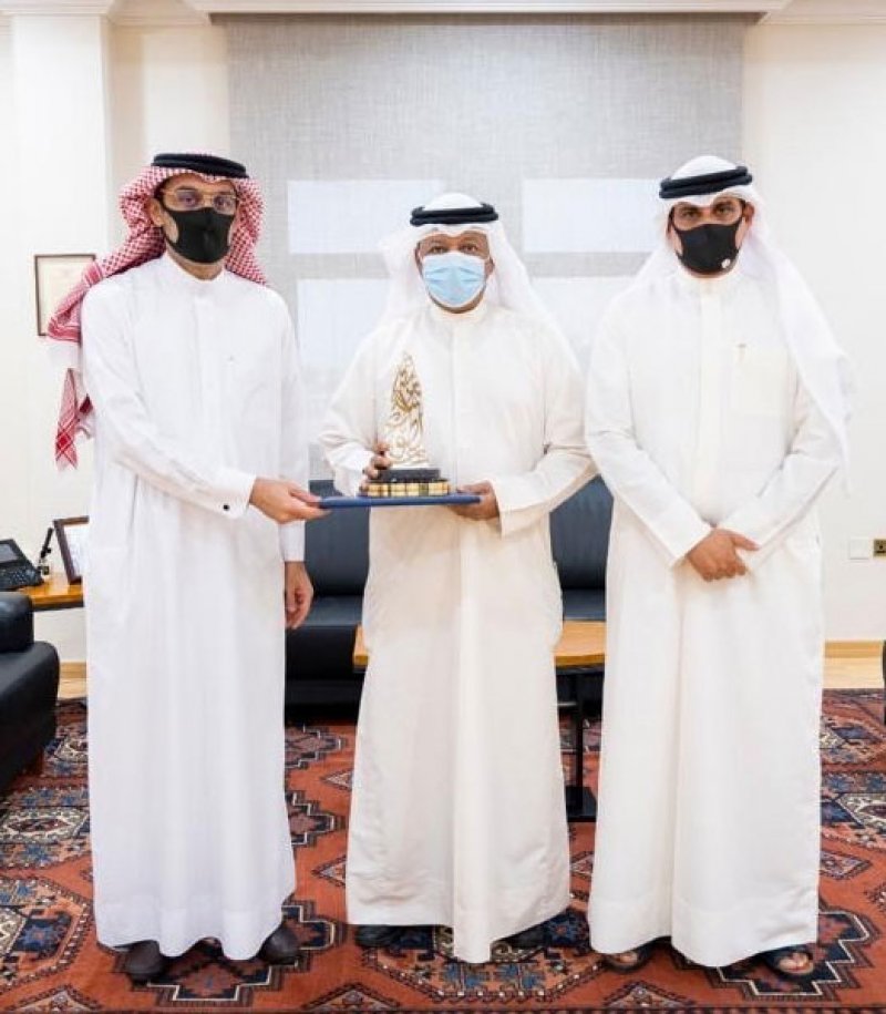 الرئيس التنفيذي لـ"الحكومة الإلكترونية" يتسلم درع التكريم لجائزة سمو الشيخ عيسى بن علي آل خليفة للعمل التطوعي