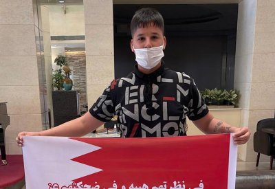 طفل إيراني يقطع مسافة طويلة ليعبر عن حبه لسمو الشيخ ناصر بن حمد