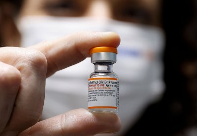 خبير بريطاني يؤكد إمكانية تطوير لقاح ضد أوميكرون "بسرعة كبيرة"