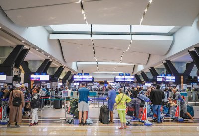 السياح يسارعون إلى مطار جوهانسبرغ بعد إعلان دول عدة تعليق الرحلات من جنوب إفريقيا