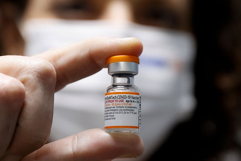 خبير بريطاني يؤكد إمكانية تطوير لقاح ضد أوميكرون "بسرعة كبيرة"