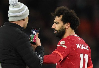 صور لواقعة محمد صلاح بملعب آنفيلد.. ورقم قياسي جديد