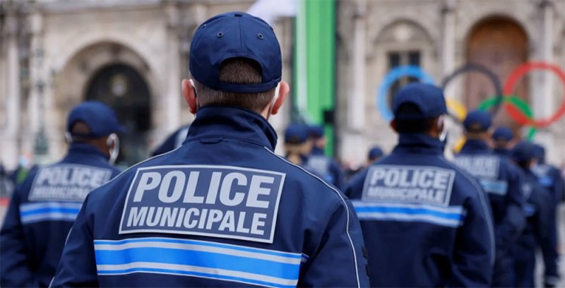 وزير الداخلية الفرنسي يعلن عن طعن شرطي في باريس