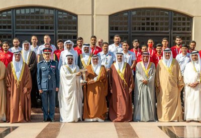 سمو ولي العهد رئيس الوزراء يلتقي برئيس ولاعبي نادي المحرق