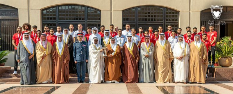 سمو ولي العهد رئيس الوزراء يلتقي برئيس ولاعبي نادي المحرق