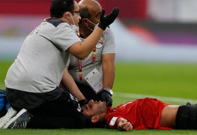إصابة "مقلقة" للاعب منتخب مصر أثناء لقاء لبنان