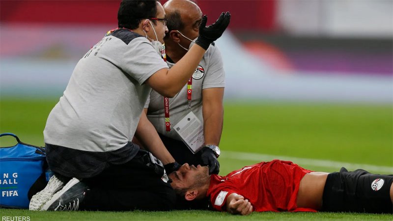 إصابة "مقلقة" للاعب منتخب مصر أثناء لقاء لبنان
