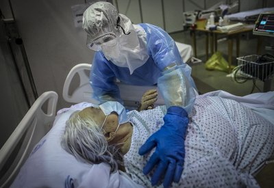 أول دراسة علمية على أوميكرون.. "يراوغ ويقتحم"