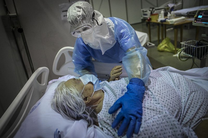 أول دراسة علمية على أوميكرون.. "يراوغ ويقتحم"