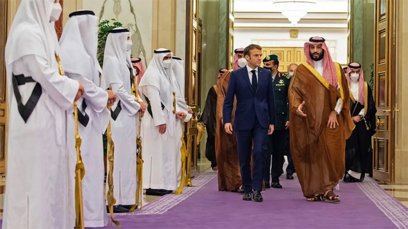 ماكرون يعلن مبادرة فرنسية سعودية لمعالجة الأزمة مع لبنان