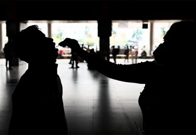 بالتفصيل.. طبيب مصاب بـ"أميكرون" يشرح أعراض المرض