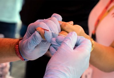 الإيدز وطفرات كورونا.. باحثون يشرحون "العلاقة المقلقة"