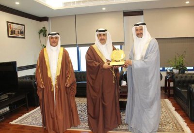 النائب العام يسلم رئيس نيابة الجرائم المالية وغسل الأموال جائزة التميز 