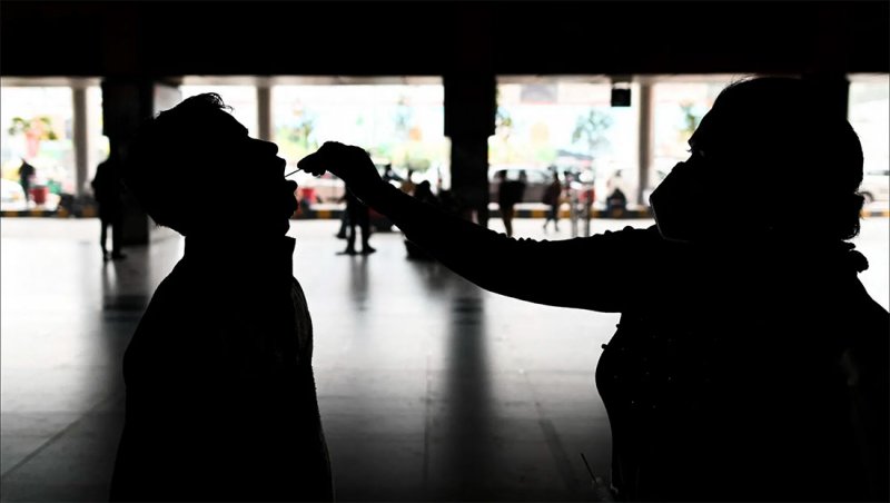 بالتفصيل.. طبيب مصاب بـ"أميكرون" يشرح أعراض المرض