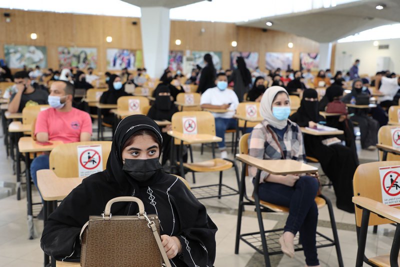 طلبة التمهيدي بجامعة البحرين يتعرفون مباني الجامعة وخدماتها الأكاديمية والإدارية