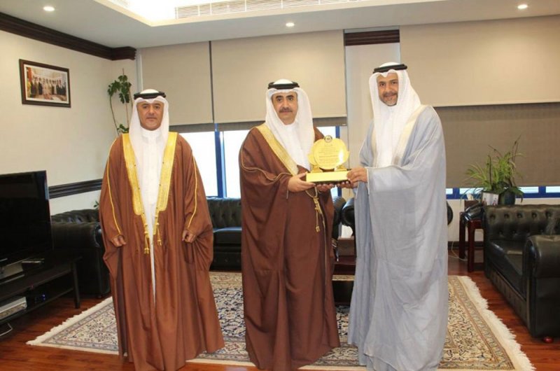 النائب العام يسلم رئيس نيابة الجرائم المالية وغسل الأموال جائزة التميز 