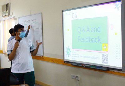 طلاقة باللغة الإنجليزية في مسابقة الخطابة بثانوية عيسى بن علي